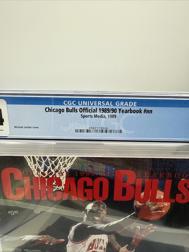 Cubierta del anuario Michael Jordan 1989-90 de los Chicago Bulls clasificación CGC 9,4. Población 1 Foto 3 de 4