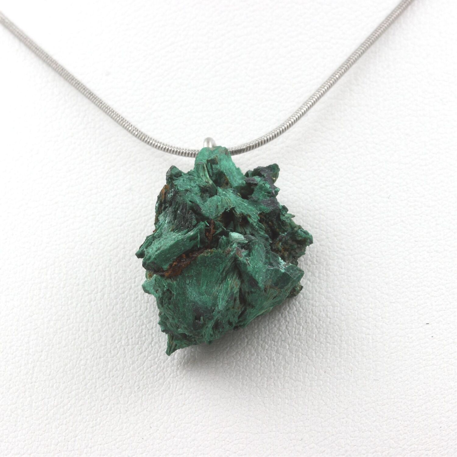 Collier Malachite brut 37.15 ct pendentif minéraux et pierres précieuses vertes Kipushi