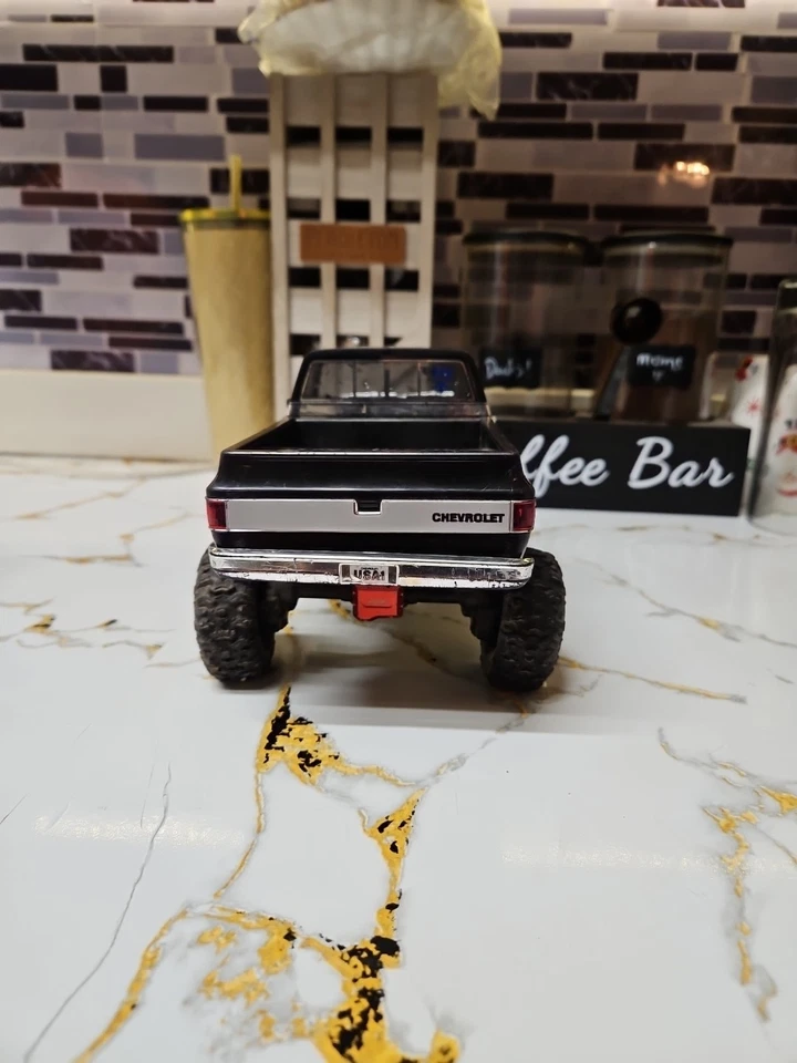 Traxx hi trail Chevy 1/18 scale crawler black - Image 4 of 4