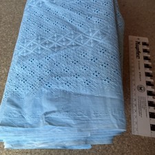 Lochspitze Lochstickerei Baumwolle hellblau geometische Muster bestickt