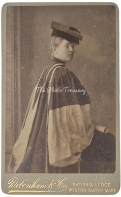 CDV LADY GRADUATE MÖRSERBRETT KAPPE AKADEMISCHES KLEID DEBENHAM WESTON SUPER STUTE