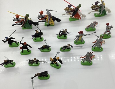Britains Deetail Toy Soldiers 19 Knights & Castle