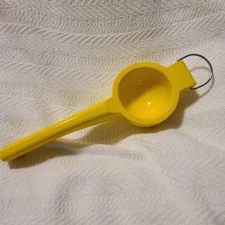 Yellow Manual Lemon Squeezer Citrus Juicer Lemon Juicer Lime Squeezer Press
