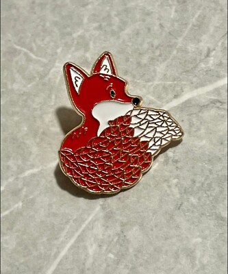 FUCHS EMAILLE KÄTZCHEN NIEDLICH ANSTECKER PINS Foxy Tail NEU Füchsin Geschenk 4cm Fuchs Pin