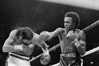 Sugar Ray Leonard Hits Roberto Duran 1980 Old Boxing Photo
