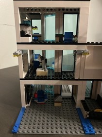 Lego City Police Station (7498) 100% Complete With Minifigures