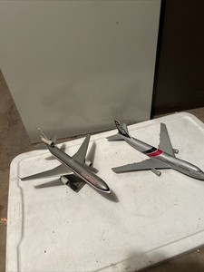 2 Flying Tigers Cargo Boeing 747 & American Md-11 Desk Top Model Airplanes