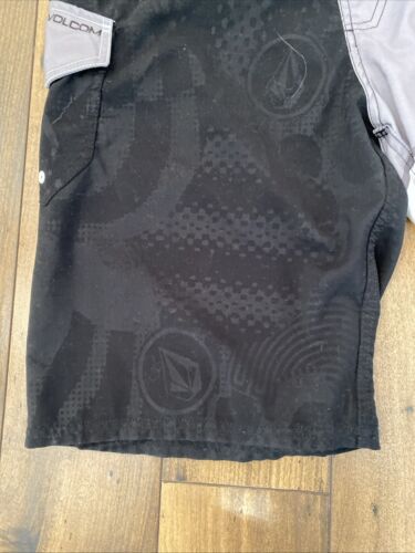 VOLCOM Pure FUNction Men’s Size 34/Black Gray And White Board Shorts  - Picture 3 of 18