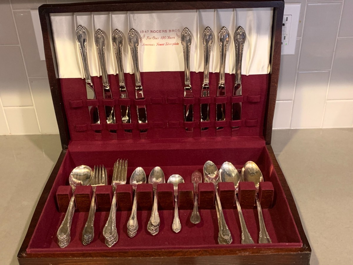 Rogers Bros 1847 Remembrance 59 Piece Silver Plate Silverware Set