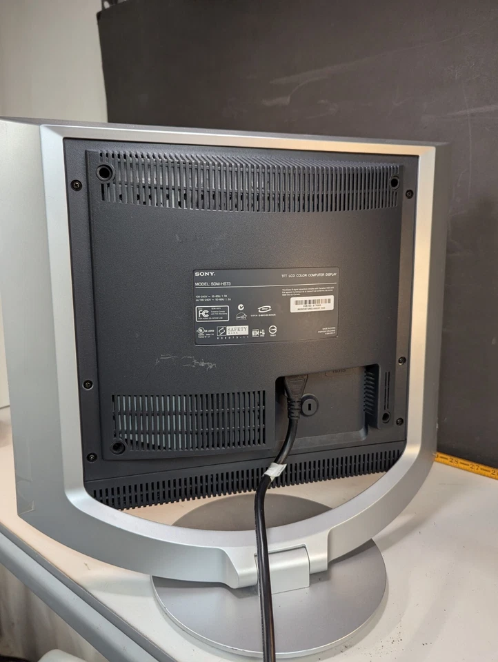 Sony SDM-HS73 LCD Monitor 17" inch  Retro Gaming Vintage Display HD15 port - Image 3 of 4