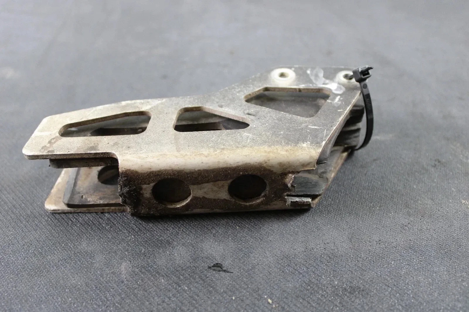 2001 96-07 RM125 RM250 OEM CHAIN SUPPORT SLIDER GUIDE TRUST PLATE B4499