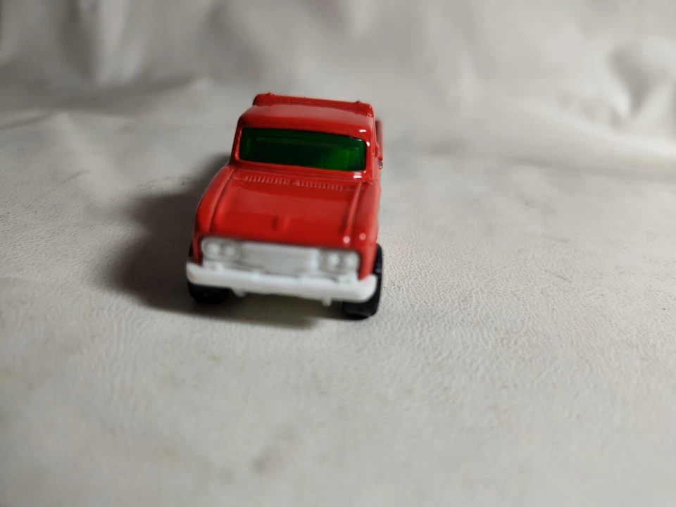 Camión de reparto Matchbox '62 Nissan Junior Sriracha salsa rojo 1:64 - usado Foto 2 de 4