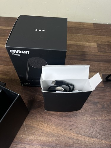 Courant Classics Mag 2 Magnetic Wireless Charging Stand Italian Leather Black - Photo 5 sur 5