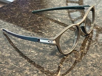 OAKLEY LATCH 9265-6253 Matte Carbon -green (color shift) Arms