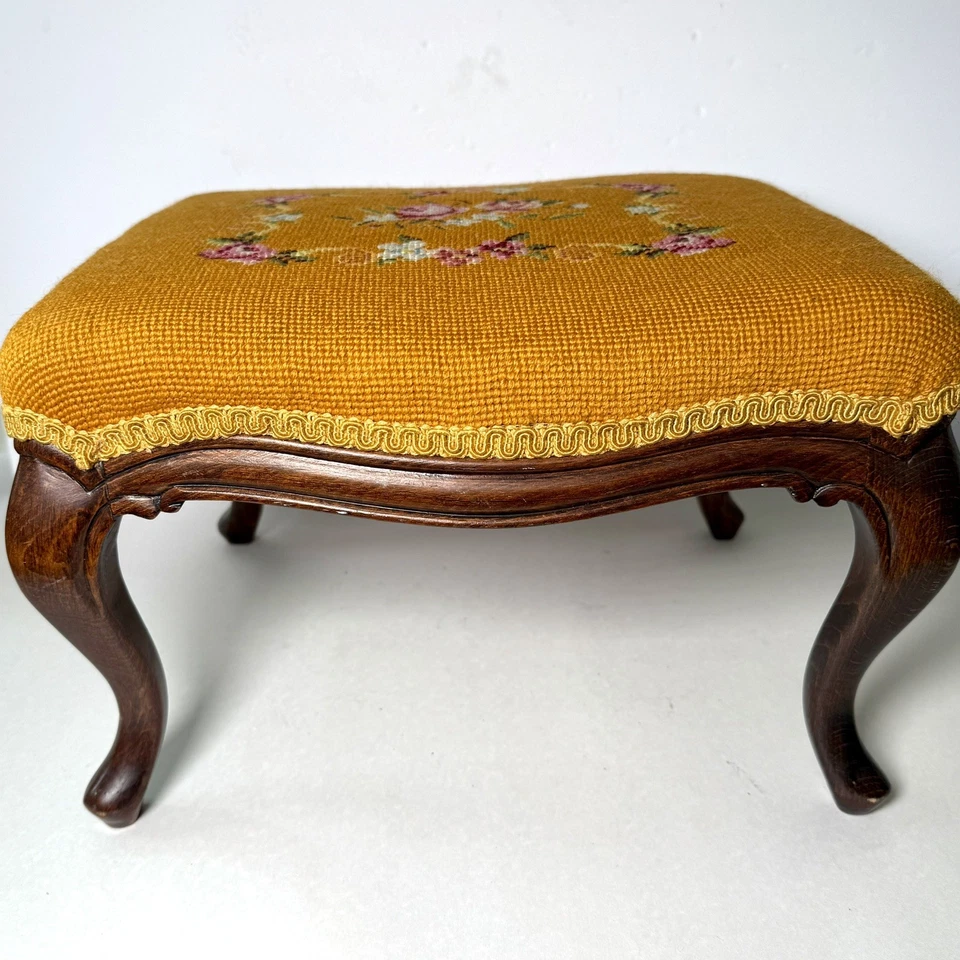 REPOSAPIÉS Madera Tallada TABURETE BANCO Punta de Aguja Bordado Flores MCM De Colección Foto 3 de 4