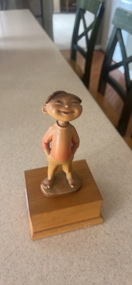 A hand-carved ANRI figurine paired with a 36-note Reuge movement is the holy grail combo for music box collectors — serious desk or shelf eye-candy.