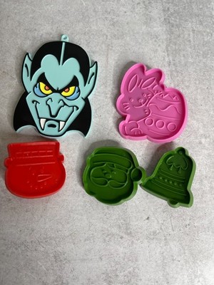 Vintage set of 5 hallmark Holiday Plastic cookie cutters Dracula bunny snowman
