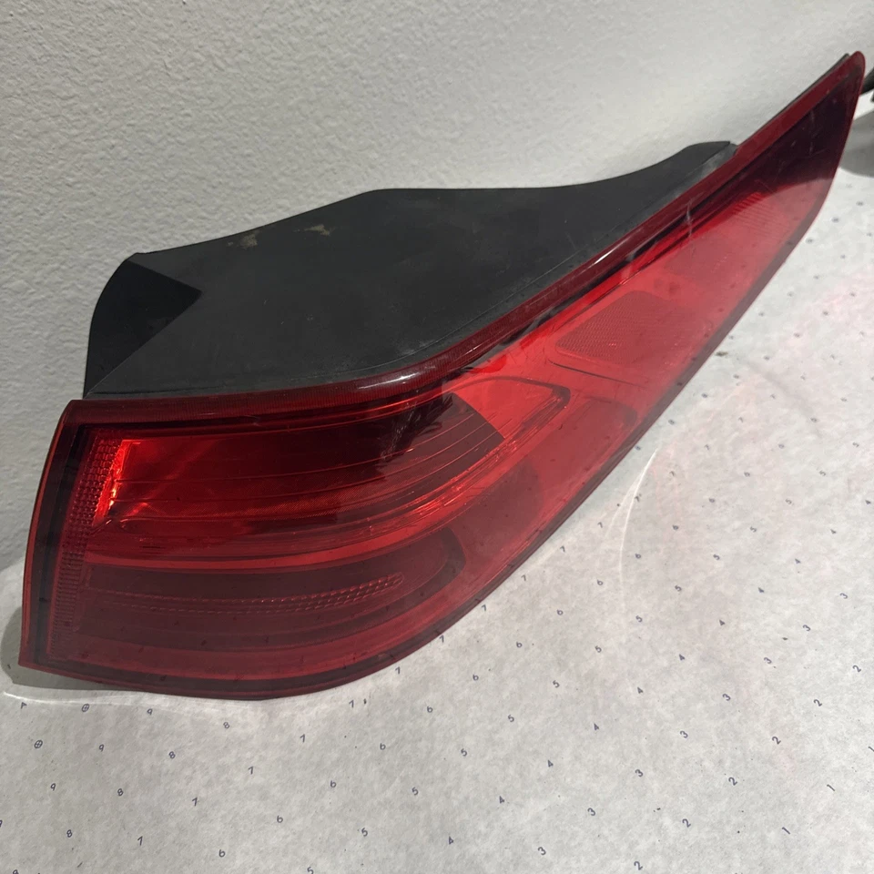 2014-2015 Kia Optima Halogen Right Side Tail Light Assembly OEM - Image 3 of 4