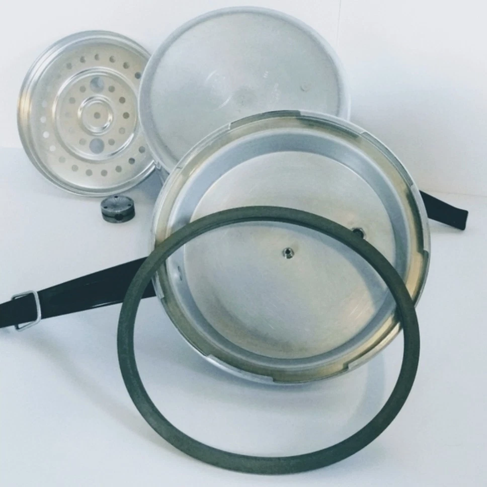 Mirro 4qt Pressure Cooker M-0294 Aluminum Cookware Vintage. Condition is "Used".