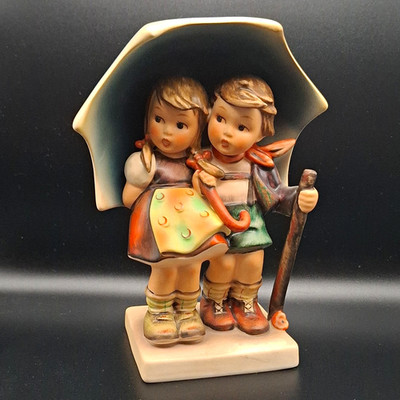 Goebel Porzellanfigur Stormy Weather - Unter einem Dach - Kinder Schirm 71/1 H2