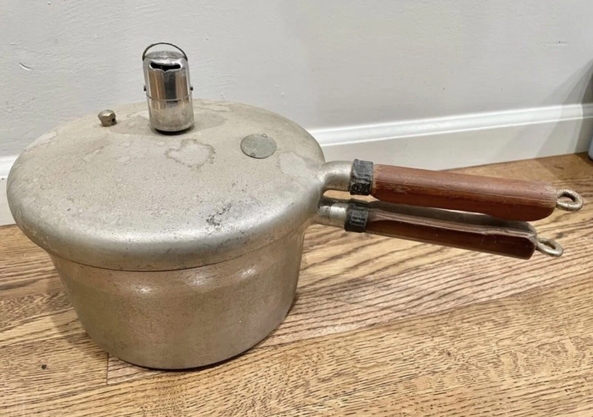 Vintage presto 4 Quart Pressure Cooker *untested*