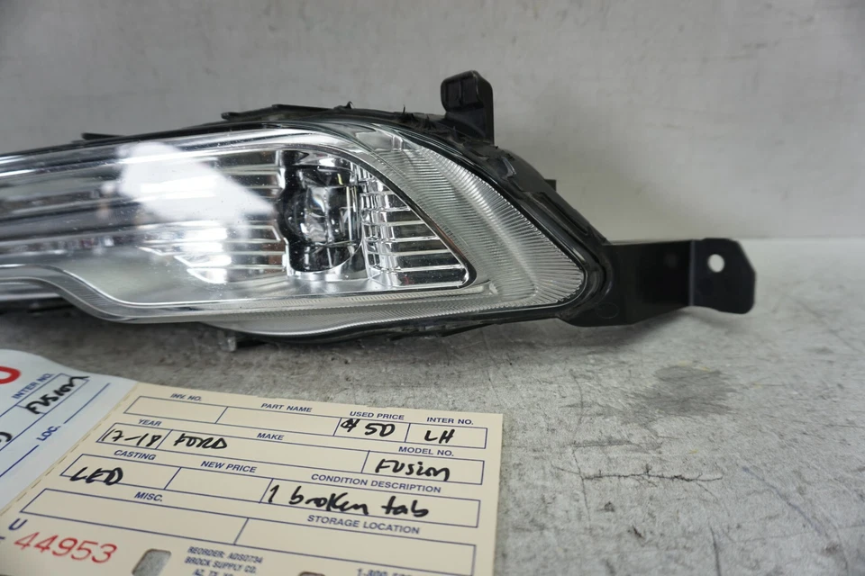 1 pestaña rota 2017 2018 Ford Fusion conductor izquierdo LED luz antiniebla OEM UF44953 Foto 2 de 4