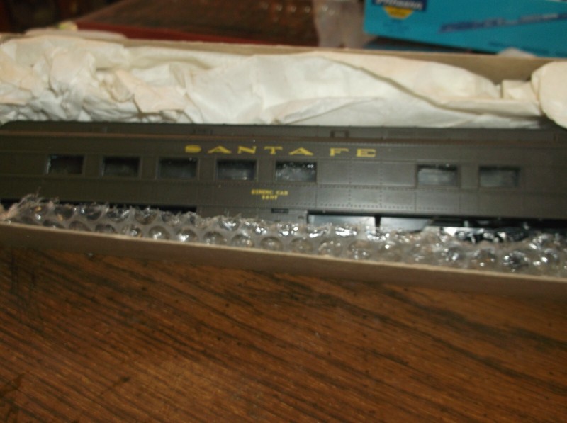 H O Santa Fe Diner Passenber Car.STD.1470 . Athearn . New in Box . Lights