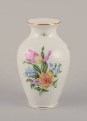 Herend, Ungarn. Porzellan Vase handbemalt mit polychromen Blumenmotiven.