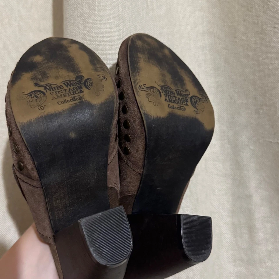 Zuecos de mulas Nine West Vintage America marrón chocolate gamuza tacón tachonado Foto 2 de 4