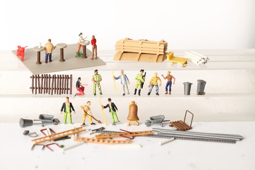 Preiser H0 12 figuras, terraza, Hozstoss, cubo de basura, etc.  (353649) | Condition: Gebraucht