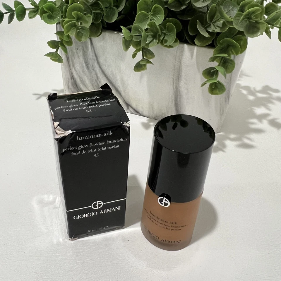Giorgio Armani Luminous Silk Perfect Glow Flawless Foundation -8.5- 30ml/1fl.oz - Image 2 of 4