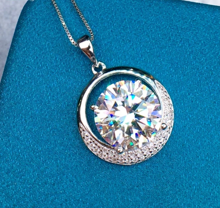 Colgante solitario de moissanita certificado corte redondo de 8,0 mm enchapado en oro blanco de 14 k Foto 3 de 4