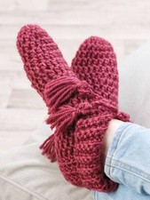 ANNIES COZY SLIPPER BOOTIES CROCHET KIT MAKES 2 PAIR