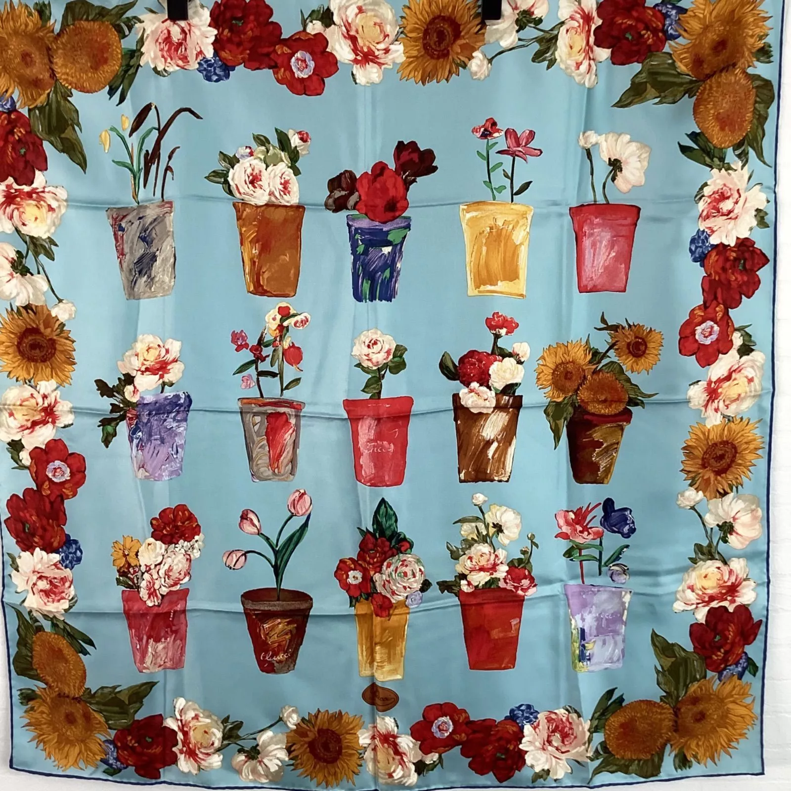 Écharpe GUCCI grande taille bleu clair fleur design 33,4 pouces x 33,4 d'occasion du Japon