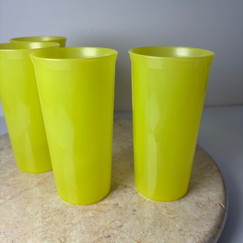 Tupperware vintage set di 4 bicchieri di plastica giallo brillante 9 oz 6377A2 - Foto 5 di 10
