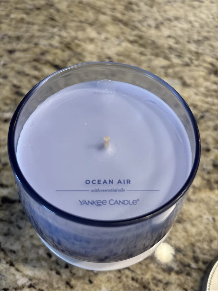Yankee Candle Ocean Air con aceites esenciales, tarro redondo de vidrio de 10 oz Foto 2 de 3