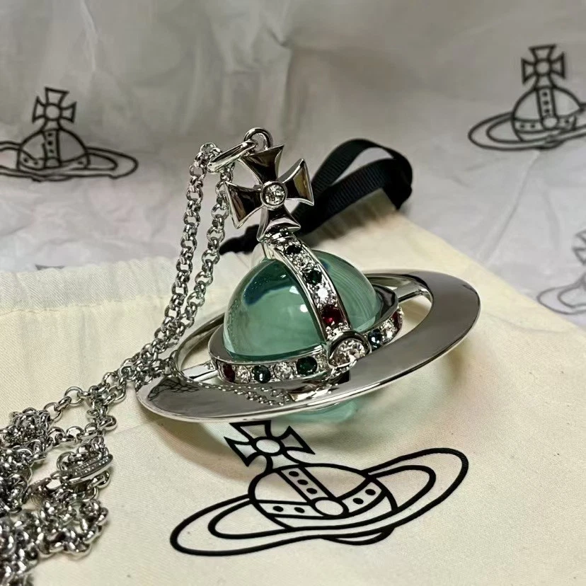 Collar Colgante Vivienne Westwood 3D Usado Menta Orbe Verde Tono Plata Foto 3 de 4