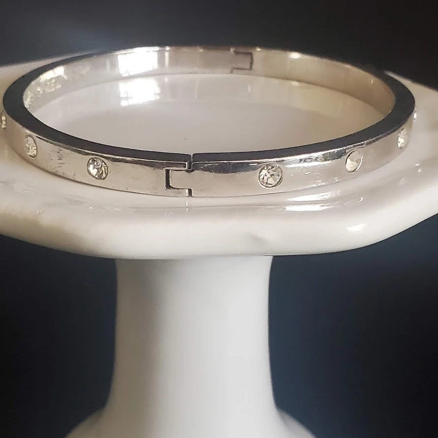 Conjunto Kate Spade em pulseira articulada de pedra placa de prata cristais transparentes fecho forte - Imagem 2 de 4