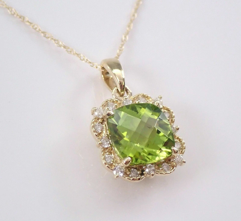 Colgante de belleza con halo de peridoto cojín de 3 quilates de oro amarillo de 14 quilates sobre cadena gratis Foto 2 de 4