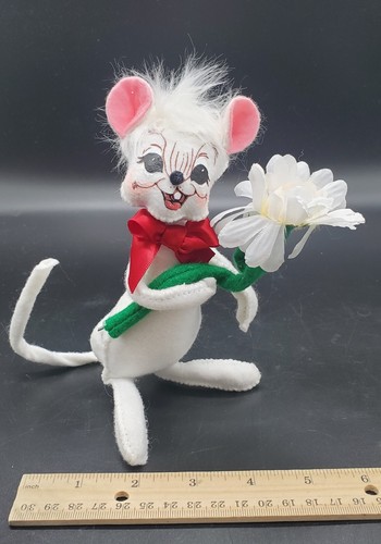 2012 Annalee Doll 5" Spring Flower Mouse With Red Bow holding Daisy flower READ - Picture 3 of 9