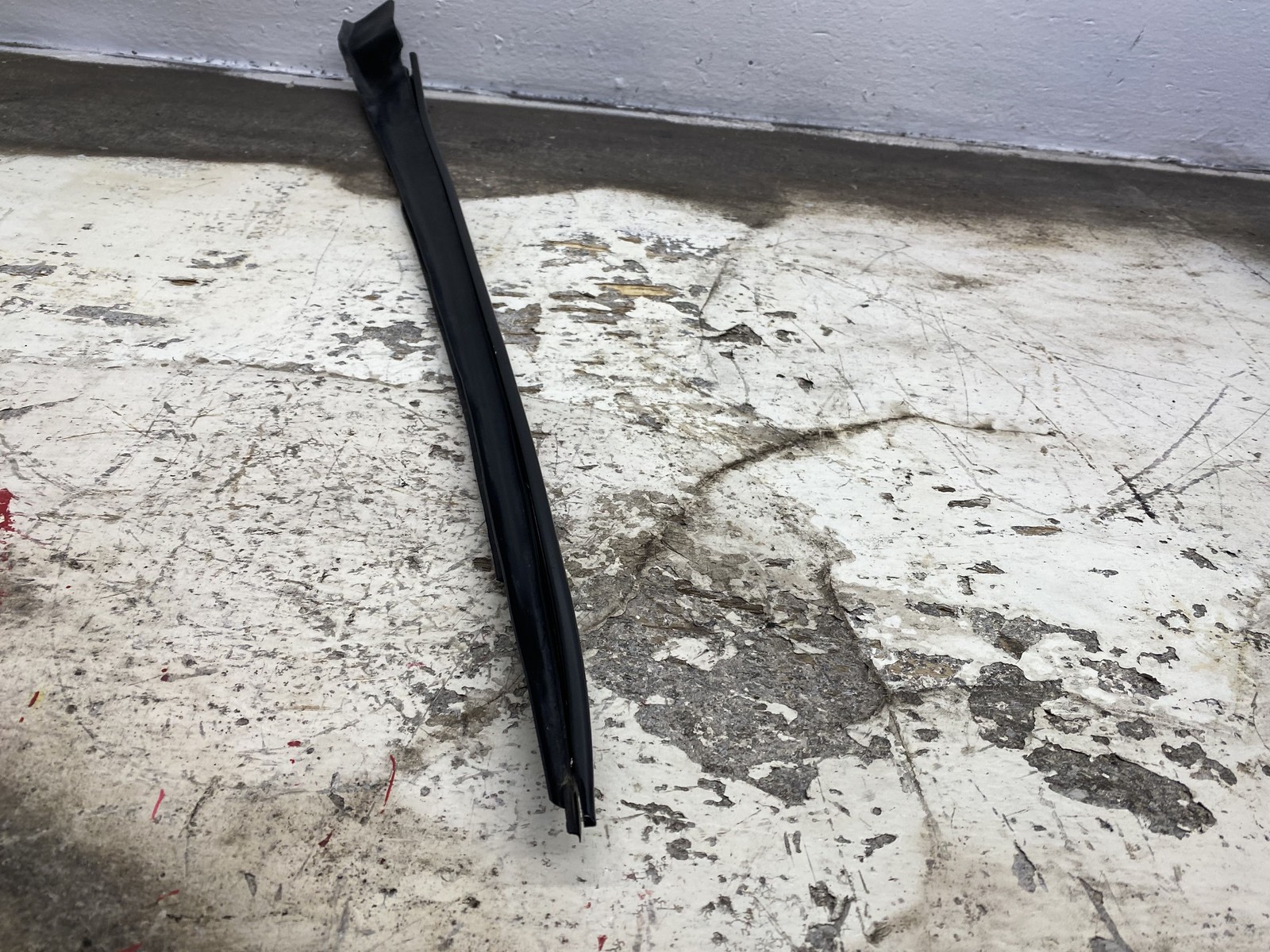 2010-2020 BENTLEY MULSANNE FRONT RIGHT WINDSHIELD A PILLAR BODY TRIM DRIP SEAL