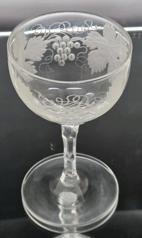 1 × Victorian Late Georgian  Port Glass Engraved Grape + Vine Facet Stem #6 - Image 4 of 4