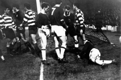 Cardiff City 0 v Sporting Lisbon 0 Trouble during the game 1964 Old Photo