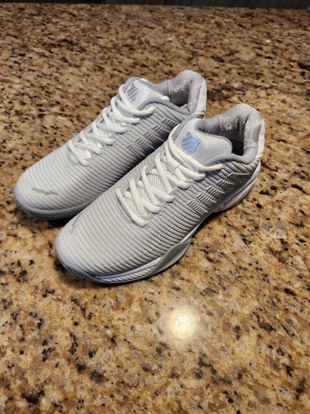 K Swiss Hypercourt Supreme pour femme taille 10 BarelyBlu/WT/Bluglw 96613 424 M