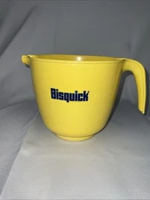 Vintage Bisquick Yellow Plastic Mixing Batter Bowl w Pour Spout & Handle