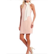 Vince Camuto Signature Stretch Crepe Bow Neck Shift Dress in Blush/White. Size 4