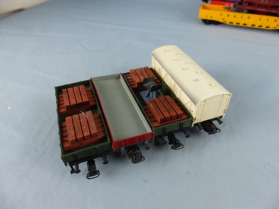 Märklin Ho , lot de 4 wagons marchandises dont 2 plats pour grue - Photo 3/4