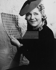 MARY PICKFORD BUYS EQUAL RIGHTS SEALS SUFFRAGE 1917 8X10 PHOTO