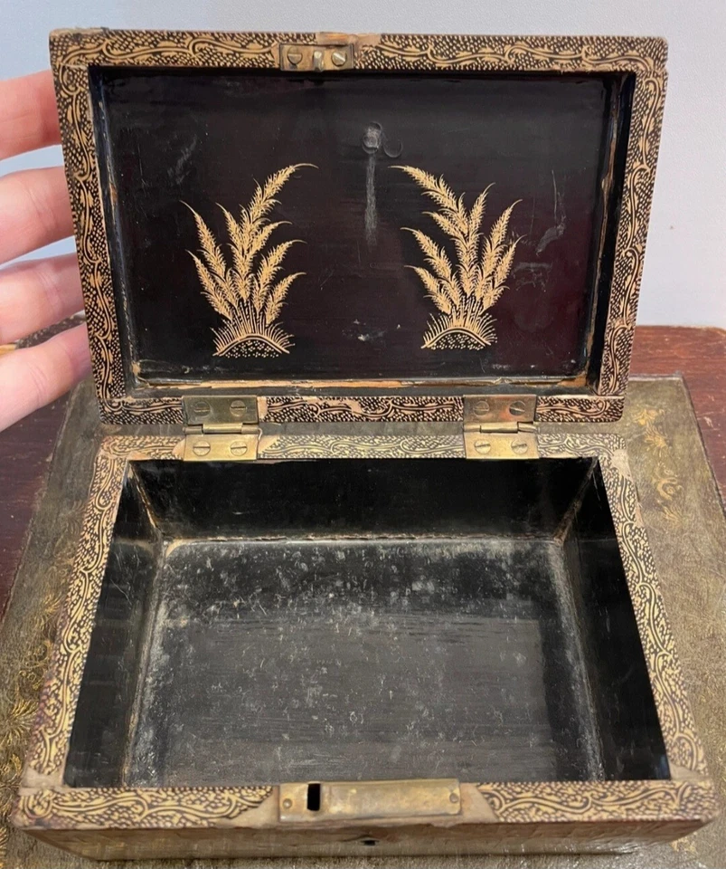 Antigua caja de carrito china de laca dorada Foto 3 de 4