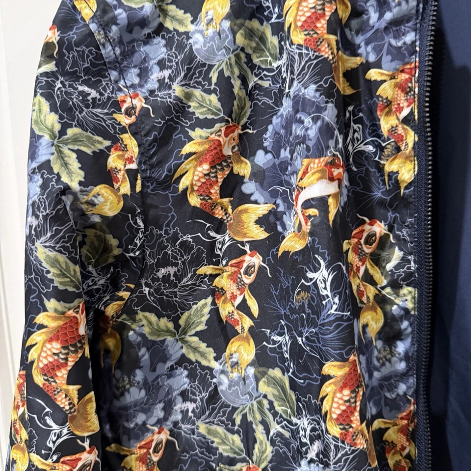 Chaqueta de bombardero reversible deportiva Tallia para hombre S azul marino/impresión de peces koi Foto 4 de 4